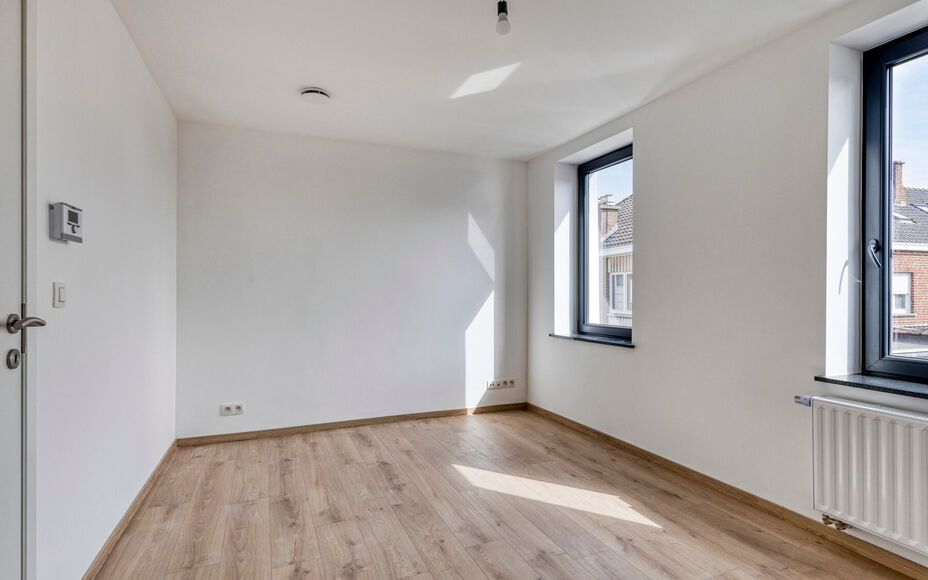 LEEMANS IMMOBILIËN présente cette maison entièrement rénovée et prête à l'emploi. Avec une situation extrêmement calme, tout en étant proche de toutes les facilités du centre d'Asse. 

La maison se compose comme suit.

Le rez-de-chaussée compre