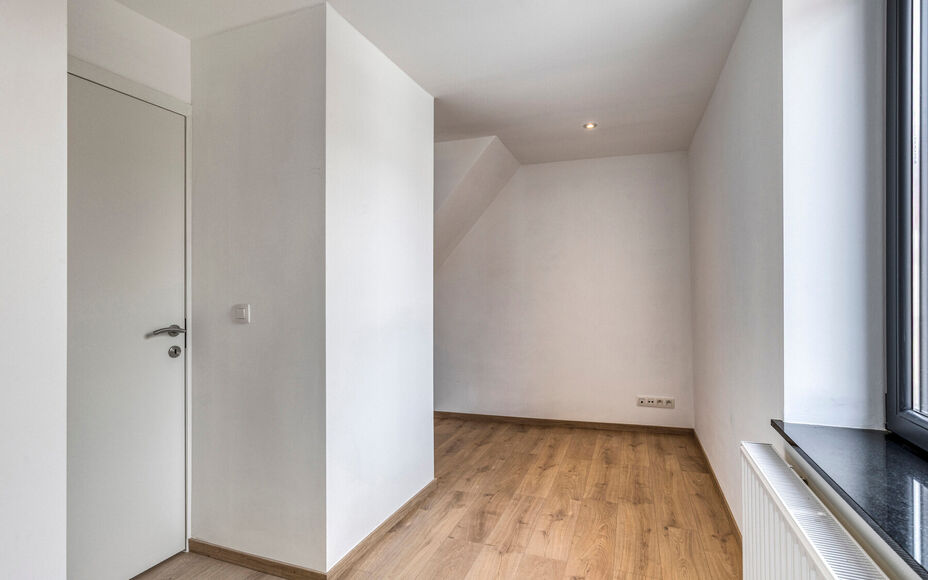 LEEMANS IMMOBILIËN présente cette maison entièrement rénovée et prête à l'emploi. Avec une situation extrêmement calme, tout en étant proche de toutes les facilités du centre d'Asse. 

La maison se compose comme suit.

Le rez-de-chaussée compre