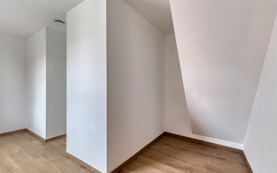 LEEMANS IMMOBILIËN présente cette maison entièrement rénovée et prête à l'emploi. Avec une situation extrêmement calme, tout en étant proche de toutes les facilités du centre d'Asse. 

La maison se compose comme suit.

Le rez-de-chaussée compre