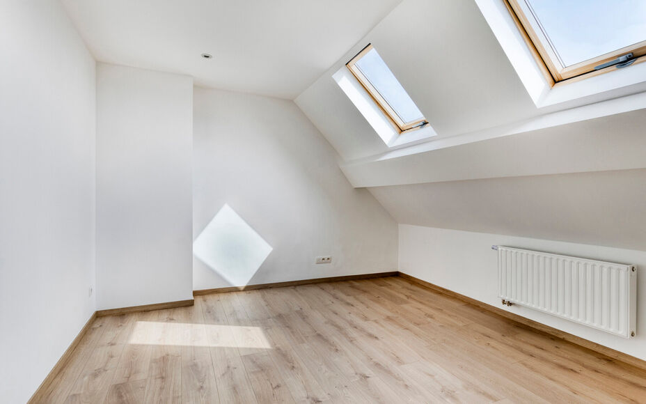 LEEMANS IMMOBILIËN présente cette maison entièrement rénovée et prête à l'emploi. Avec une situation extrêmement calme, tout en étant proche de toutes les facilités du centre d'Asse. 

La maison se compose comme suit.

Le rez-de-chaussée compre