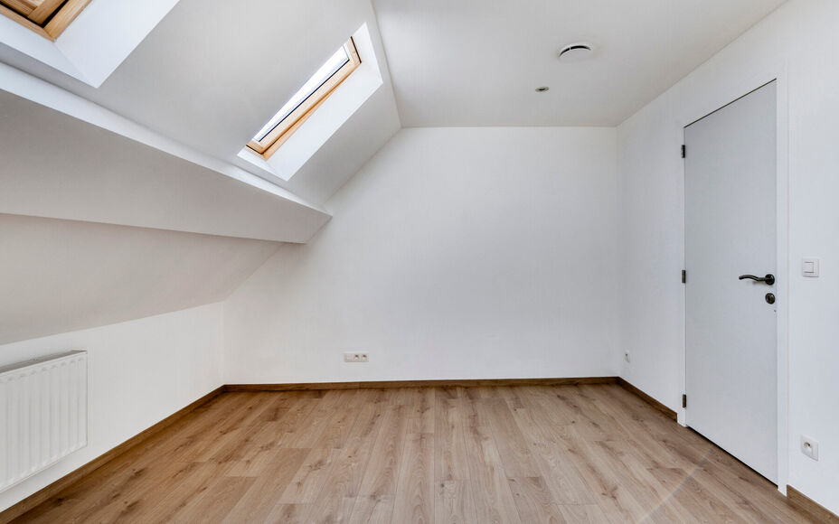 LEEMANS IMMOBILIËN présente cette maison entièrement rénovée et prête à l'emploi. Avec une situation extrêmement calme, tout en étant proche de toutes les facilités du centre d'Asse. 

La maison se compose comme suit.

Le rez-de-chaussée compre