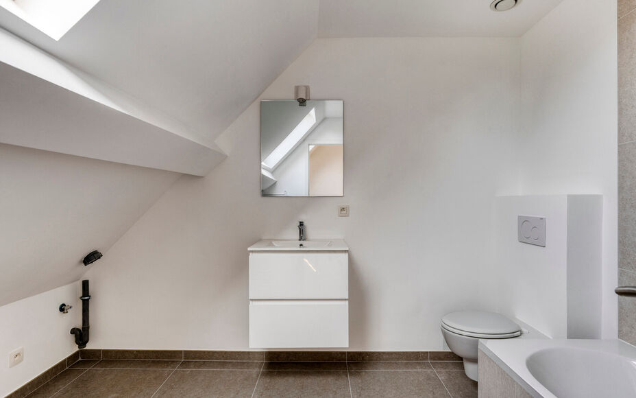 LEEMANS IMMOBILIËN présente cette maison entièrement rénovée et prête à l'emploi. Avec une situation extrêmement calme, tout en étant proche de toutes les facilités du centre d'Asse. 

La maison se compose comme suit.

Le rez-de-chaussée compre