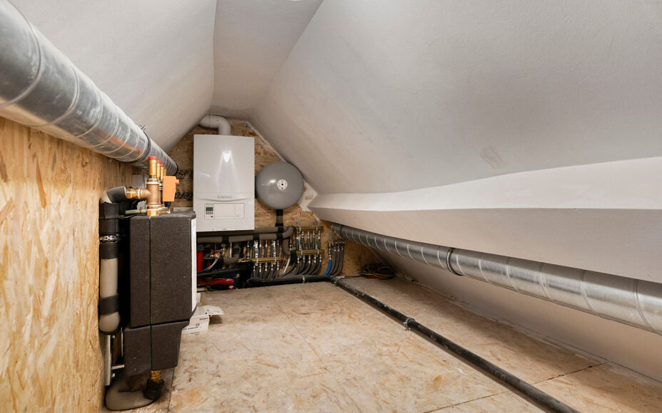 LEEMANS IMMOBILIËN présente cette maison entièrement rénovée et prête à l'emploi. Avec une situation extrêmement calme, tout en étant proche de toutes les facilités du centre d'Asse. 

La maison se compose comme suit.

Le rez-de-chaussée compre