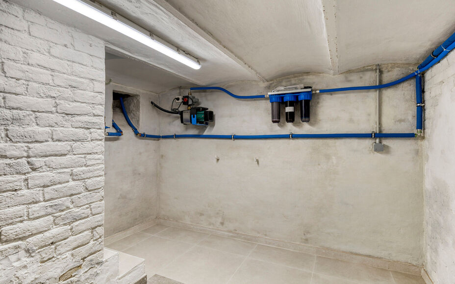 LEEMANS IMMOBILIËN présente cette maison entièrement rénovée et prête à l'emploi. Avec une situation extrêmement calme, tout en étant proche de toutes les facilités du centre d'Asse. 

La maison se compose comme suit.

Le rez-de-chaussée compre