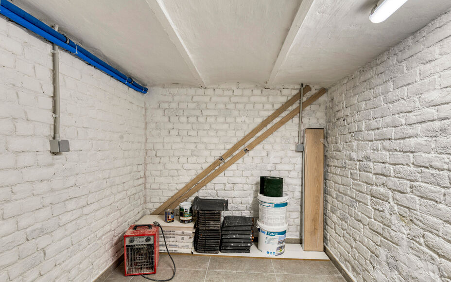 LEEMANS IMMOBILIËN présente cette maison entièrement rénovée et prête à l'emploi. Avec une situation extrêmement calme, tout en étant proche de toutes les facilités du centre d'Asse. 

La maison se compose comme suit.

Le rez-de-chaussée compre
