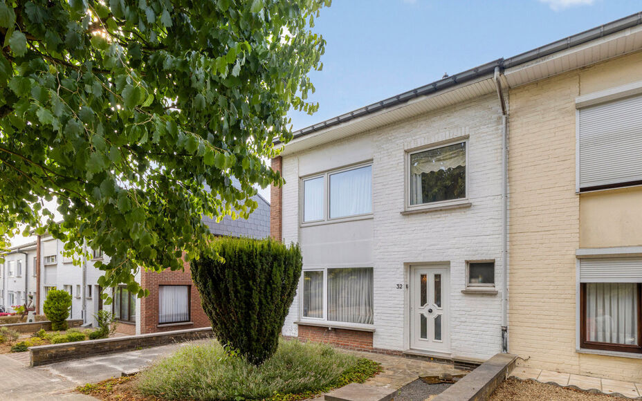 Leemans Real Estate vous propose cette maison bien entretenue, située dans une rue calme, en plein cœur du quartier animé d'Asse. Grâce à sa situation centrale, toutes les commodités sont accessibles à pied : commerces, écoles, transports en comm