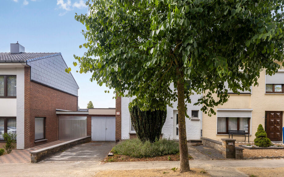 Leemans Real Estate vous propose cette maison bien entretenue, située dans une rue calme, en plein cœur du quartier animé d'Asse. Grâce à sa situation centrale, toutes les commodités sont accessibles à pied : commerces, écoles, transports en comm