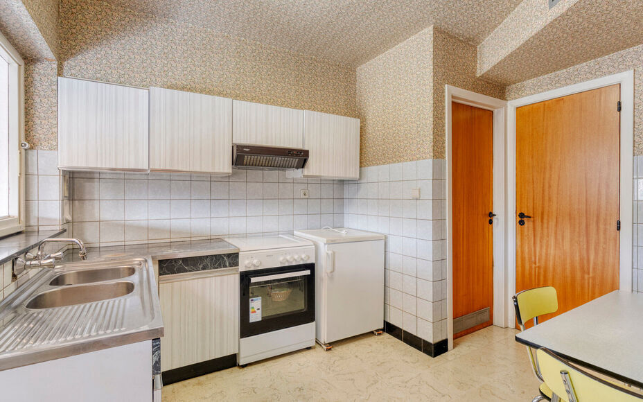 Leemans Real Estate vous propose cette maison bien entretenue, située dans une rue calme, en plein cœur du quartier animé d'Asse. Grâce à sa situation centrale, toutes les commodités sont accessibles à pied : commerces, écoles, transports en comm