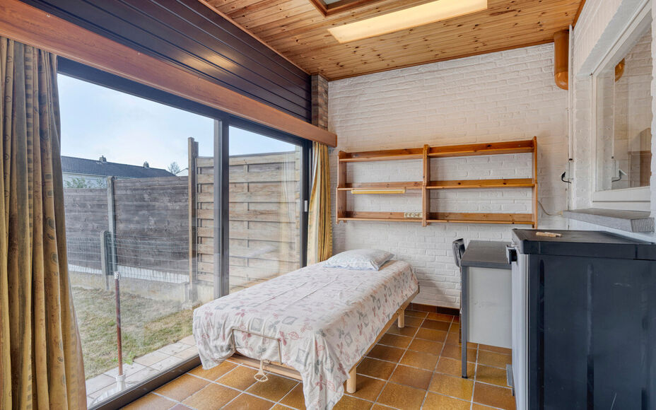 Leemans Real Estate vous propose cette maison bien entretenue, située dans une rue calme, en plein cœur du quartier animé d'Asse. Grâce à sa situation centrale, toutes les commodités sont accessibles à pied : commerces, écoles, transports en comm