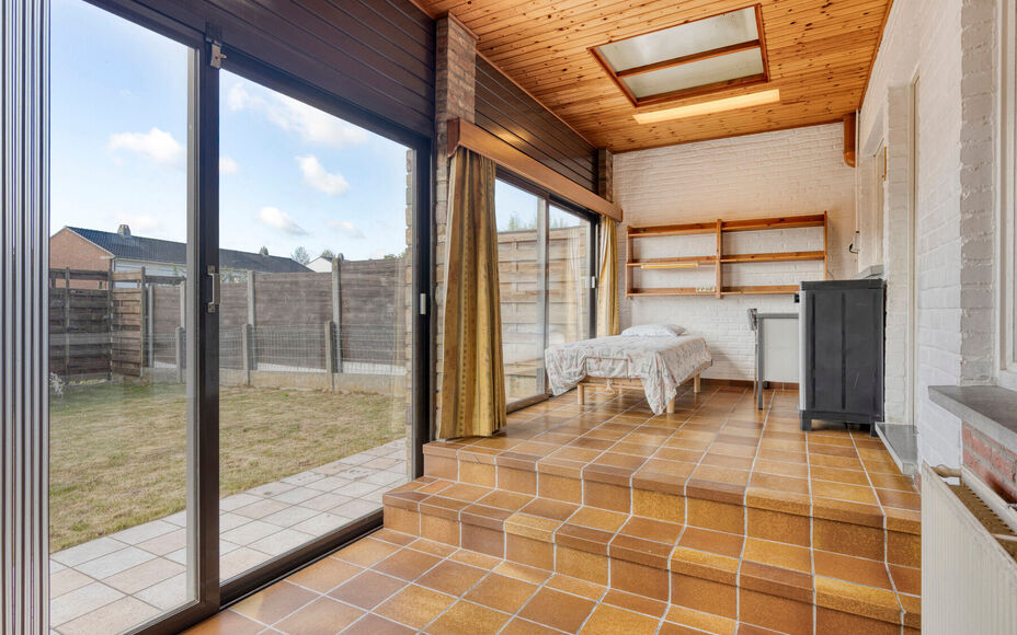 Leemans Real Estate vous propose cette maison bien entretenue, située dans une rue calme, en plein cœur du quartier animé d'Asse. Grâce à sa situation centrale, toutes les commodités sont accessibles à pied : commerces, écoles, transports en comm