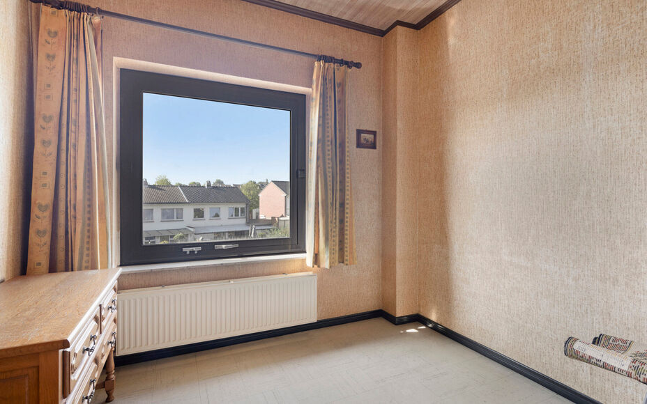 Leemans Real Estate vous propose cette maison bien entretenue, située dans une rue calme, en plein cœur du quartier animé d'Asse. Grâce à sa situation centrale, toutes les commodités sont accessibles à pied : commerces, écoles, transports en comm
