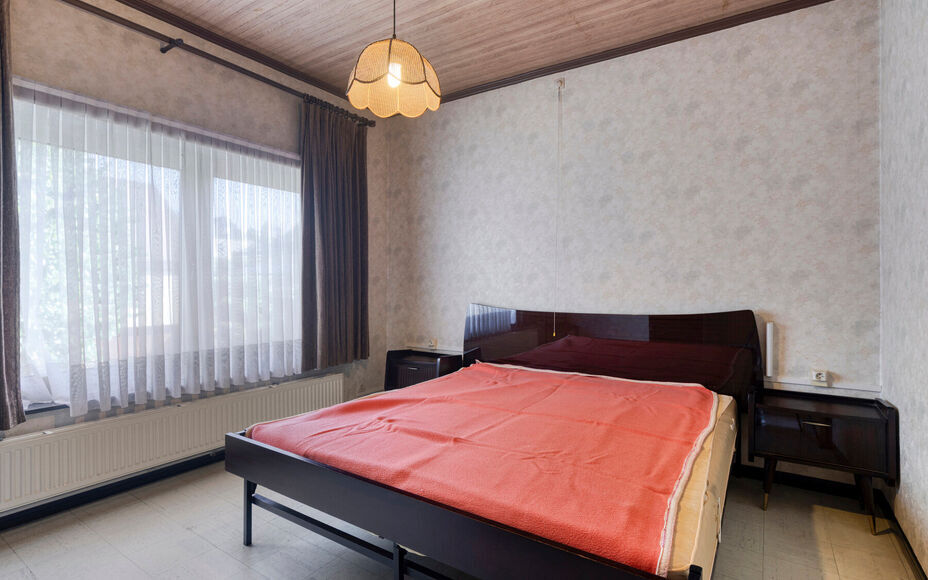 Leemans Real Estate vous propose cette maison bien entretenue, située dans une rue calme, en plein cœur du quartier animé d'Asse. Grâce à sa situation centrale, toutes les commodités sont accessibles à pied : commerces, écoles, transports en comm