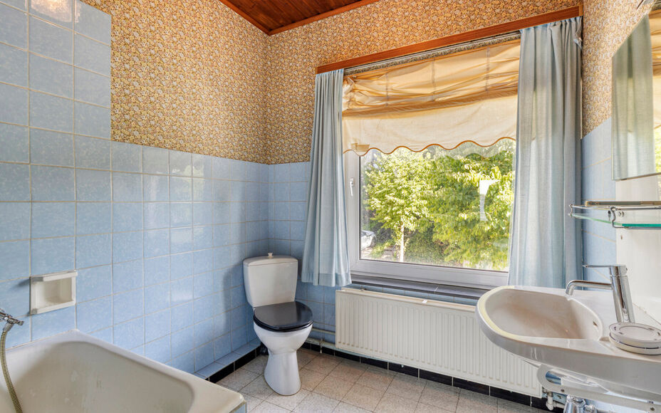 Leemans Real Estate vous propose cette maison bien entretenue, située dans une rue calme, en plein cœur du quartier animé d'Asse. Grâce à sa situation centrale, toutes les commodités sont accessibles à pied : commerces, écoles, transports en comm