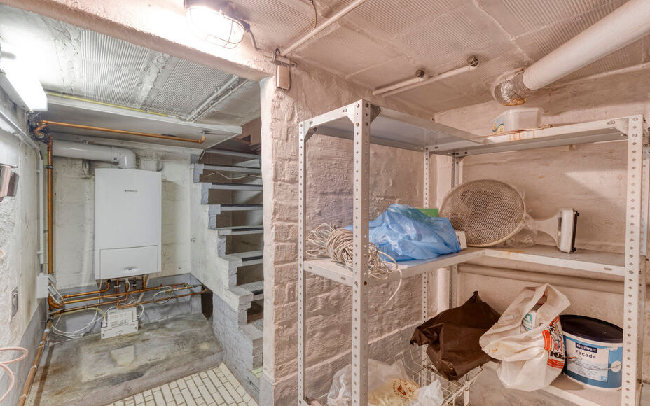 Leemans Real Estate vous propose cette maison bien entretenue, située dans une rue calme, en plein cœur du quartier animé d'Asse. Grâce à sa situation centrale, toutes les commodités sont accessibles à pied : commerces, écoles, transports en comm
