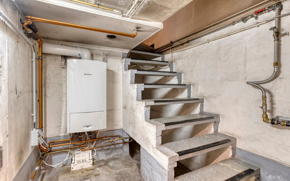 Leemans Real Estate vous propose cette maison bien entretenue, située dans une rue calme, en plein cœur du quartier animé d'Asse. Grâce à sa situation centrale, toutes les commodités sont accessibles à pied : commerces, écoles, transports en comm