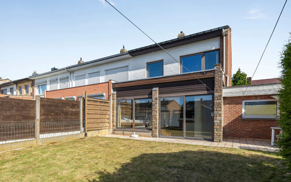 Leemans Real Estate vous propose cette maison bien entretenue, située dans une rue calme, en plein cœur du quartier animé d'Asse. Grâce à sa situation centrale, toutes les commodités sont accessibles à pied : commerces, écoles, transports en comm