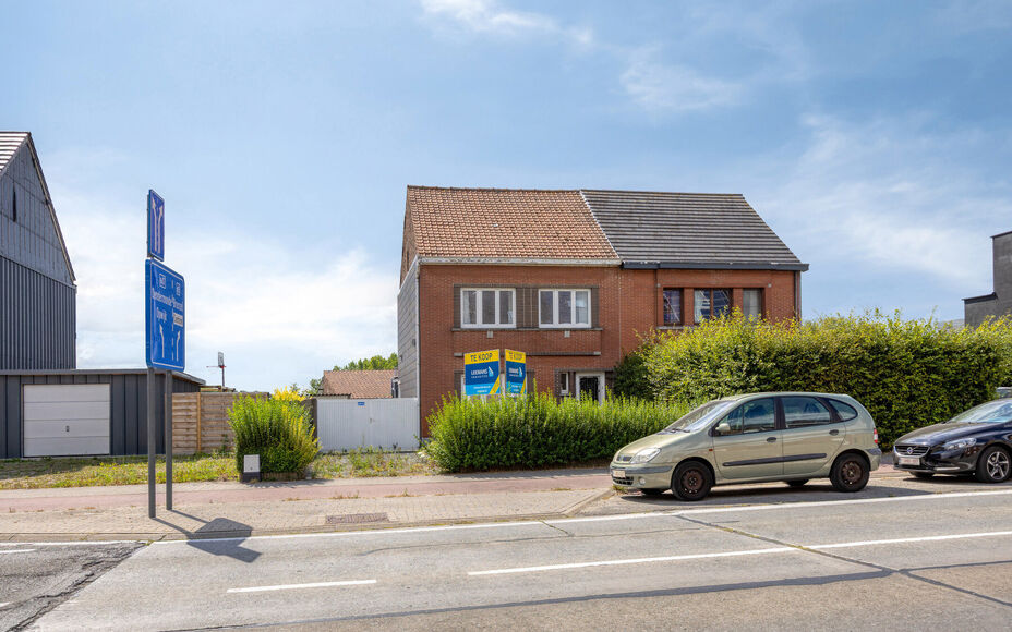 LEEMANS IMMOBILIËN vous propose ce maison à rénover, situé dans la commune d'Asse! Grâce à sa situation centrale, toutes les commodités importantes telles que les magasins, les écoles, les transports en commun, etc. sont accessibles à pied. Avec 