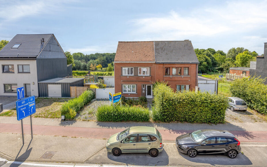 LEEMANS IMMOBILIËN vous propose ce maison à rénover, situé dans la commune d'Asse! Grâce à sa situation centrale, toutes les commodités importantes telles que les magasins, les écoles, les transports en commun, etc. sont accessibles à pied. Avec 