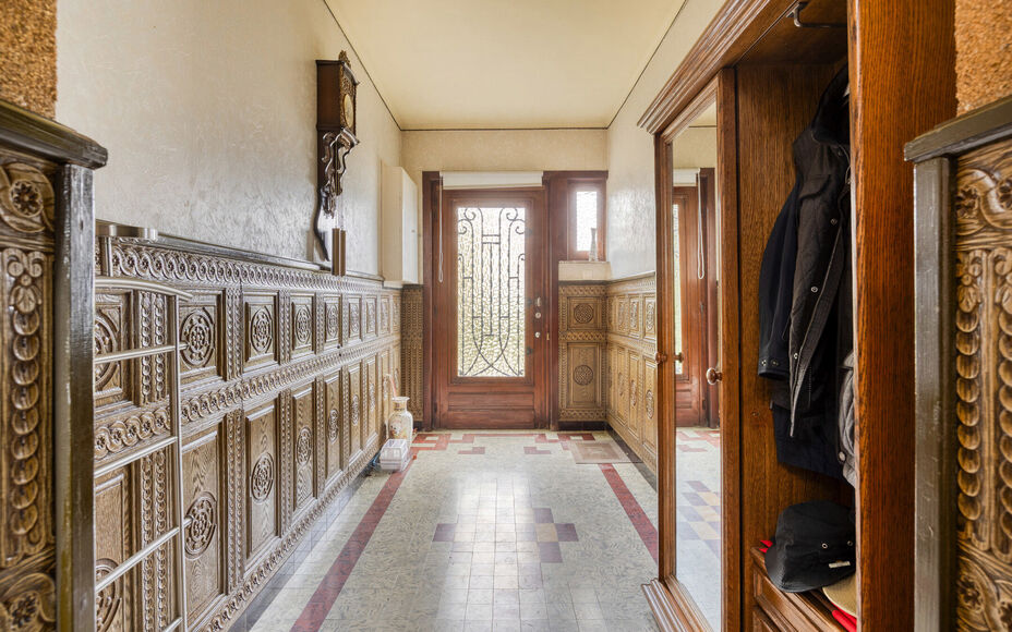 LEEMANS IMMOBILIËN vous propose ce maison à rénover, situé dans la commune d'Asse! Grâce à sa situation centrale, toutes les commodités importantes telles que les magasins, les écoles, les transports en commun, etc. sont accessibles à pied. Avec 