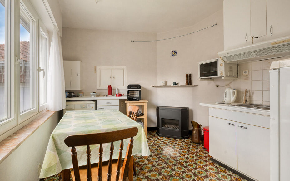 LEEMANS IMMOBILIËN vous propose ce maison à rénover, situé dans la commune d'Asse! Grâce à sa situation centrale, toutes les commodités importantes telles que les magasins, les écoles, les transports en commun, etc. sont accessibles à pied. Avec 