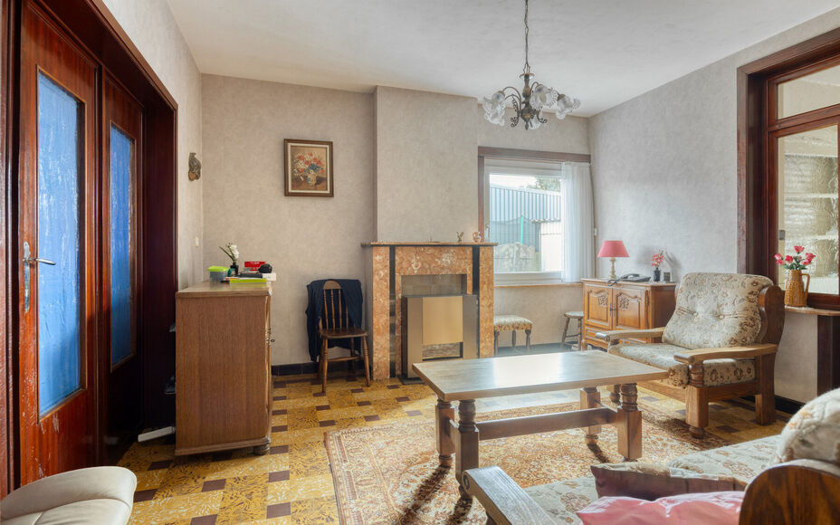 LEEMANS IMMOBILIËN vous propose ce maison à rénover, situé dans la commune d'Asse! Grâce à sa situation centrale, toutes les commodités importantes telles que les magasins, les écoles, les transports en commun, etc. sont accessibles à pied. Avec 