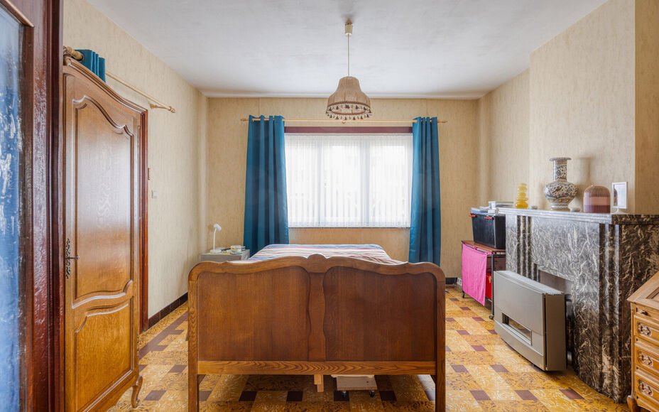 LEEMANS IMMOBILIËN vous propose ce maison à rénover, situé dans la commune d'Asse! Grâce à sa situation centrale, toutes les commodités importantes telles que les magasins, les écoles, les transports en commun, etc. sont accessibles à pied. Avec 