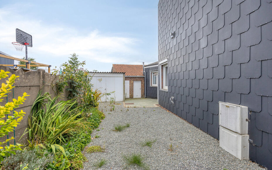 LEEMANS IMMOBILIËN vous propose ce maison à rénover, situé dans la commune d'Asse! Grâce à sa situation centrale, toutes les commodités importantes telles que les magasins, les écoles, les transports en commun, etc. sont accessibles à pied. Avec 