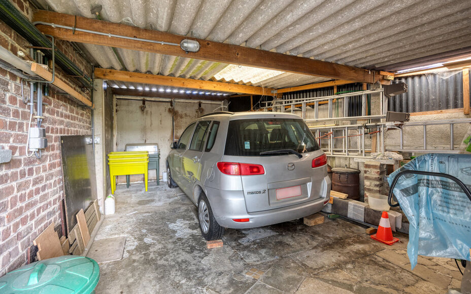 LEEMANS IMMOBILIËN vous propose ce maison à rénover, situé dans la commune d'Asse! Grâce à sa situation centrale, toutes les commodités importantes telles que les magasins, les écoles, les transports en commun, etc. sont accessibles à pied. Avec 