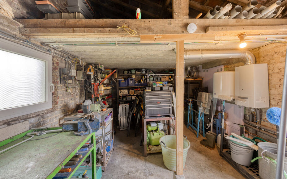 LEEMANS IMMOBILIËN vous propose ce maison à rénover, situé dans la commune d'Asse! Grâce à sa situation centrale, toutes les commodités importantes telles que les magasins, les écoles, les transports en commun, etc. sont accessibles à pied. Avec 