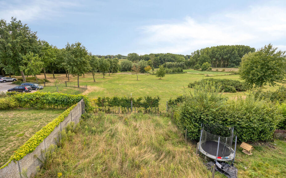 LEEMANS IMMOBILIËN vous propose ce maison à rénover, situé dans la commune d'Asse! Grâce à sa situation centrale, toutes les commodités importantes telles que les magasins, les écoles, les transports en commun, etc. sont accessibles à pied. Avec 