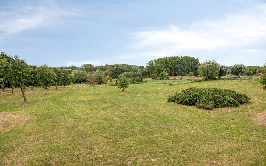 LEEMANS IMMOBILIËN vous propose ce maison à rénover, situé dans la commune d'Asse! Grâce à sa situation centrale, toutes les commodités importantes telles que les magasins, les écoles, les transports en commun, etc. sont accessibles à pied. Avec 
