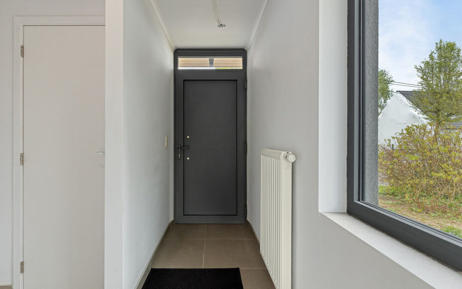 Leemans Real Estate vous présente cette charmante maison idéalement située au cœur d'Asse.
Grâce à son emplacement privilégié, commerces, écoles, installations sportives, pistes cyclables et piétonnes, et grands axes routiers sont à deux pas. P