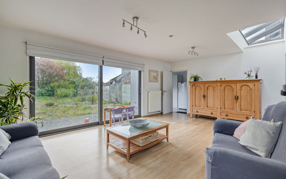 Leemans Real Estate vous présente cette charmante maison idéalement située au cœur d'Asse.
Grâce à son emplacement privilégié, commerces, écoles, installations sportives, pistes cyclables et piétonnes, et grands axes routiers sont à deux pas. P