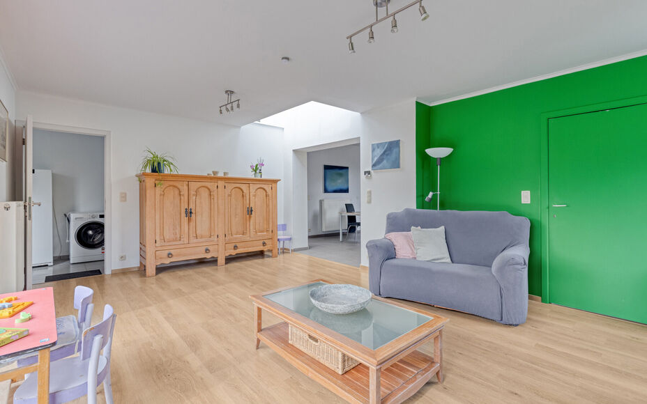 Leemans Real Estate vous présente cette charmante maison idéalement située au cœur d'Asse.
Grâce à son emplacement privilégié, commerces, écoles, installations sportives, pistes cyclables et piétonnes, et grands axes routiers sont à deux pas. P