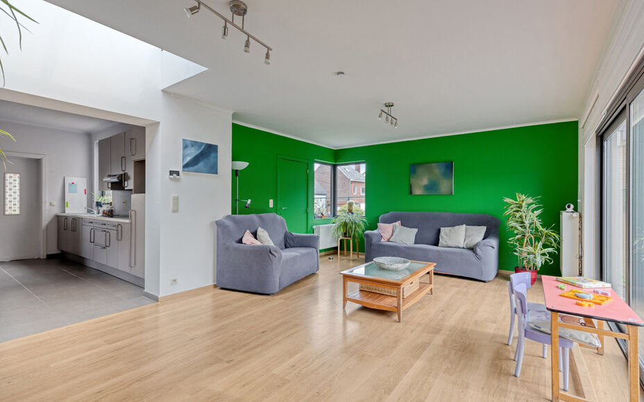 Leemans Real Estate vous présente cette charmante maison idéalement située au cœur d'Asse.
Grâce à son emplacement privilégié, commerces, écoles, installations sportives, pistes cyclables et piétonnes, et grands axes routiers sont à deux pas. P