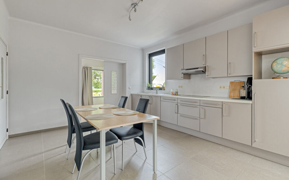 Leemans Real Estate vous présente cette charmante maison idéalement située au cœur d'Asse.
Grâce à son emplacement privilégié, commerces, écoles, installations sportives, pistes cyclables et piétonnes, et grands axes routiers sont à deux pas. P