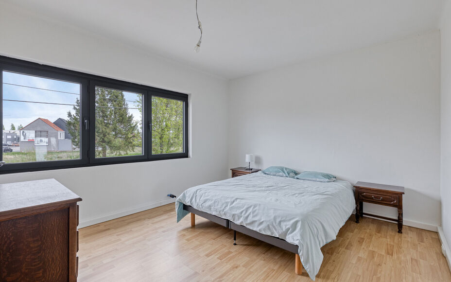 Leemans Real Estate vous présente cette charmante maison idéalement située au cœur d'Asse.
Grâce à son emplacement privilégié, commerces, écoles, installations sportives, pistes cyclables et piétonnes, et grands axes routiers sont à deux pas. P