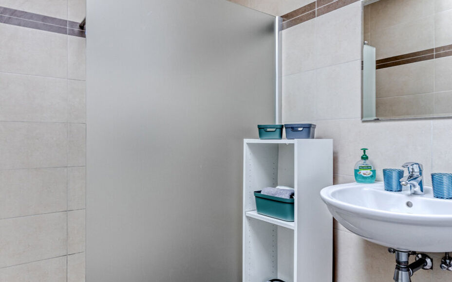 Leemans Real Estate vous présente cette charmante maison idéalement située au cœur d'Asse.
Grâce à son emplacement privilégié, commerces, écoles, installations sportives, pistes cyclables et piétonnes, et grands axes routiers sont à deux pas. P