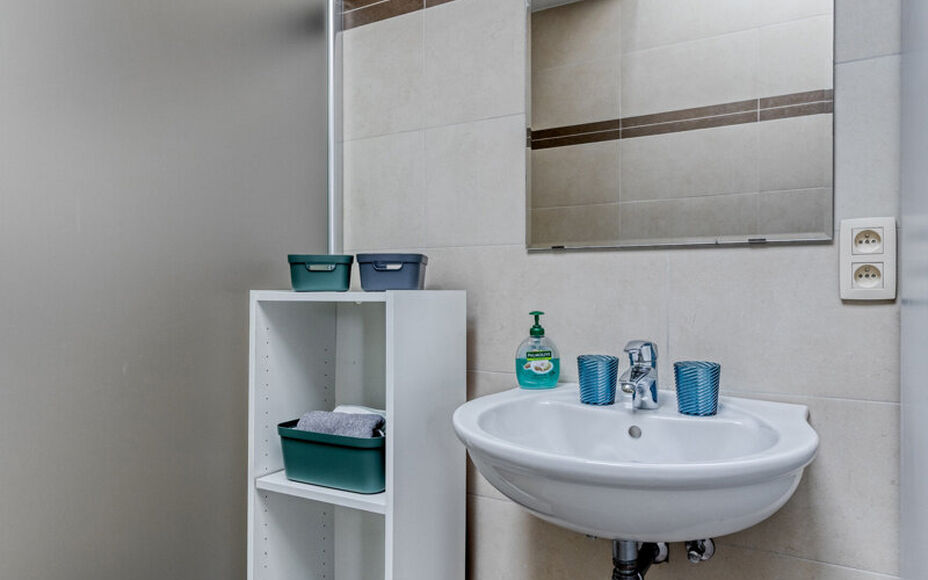 Leemans Real Estate vous présente cette charmante maison idéalement située au cœur d'Asse.
Grâce à son emplacement privilégié, commerces, écoles, installations sportives, pistes cyclables et piétonnes, et grands axes routiers sont à deux pas. P