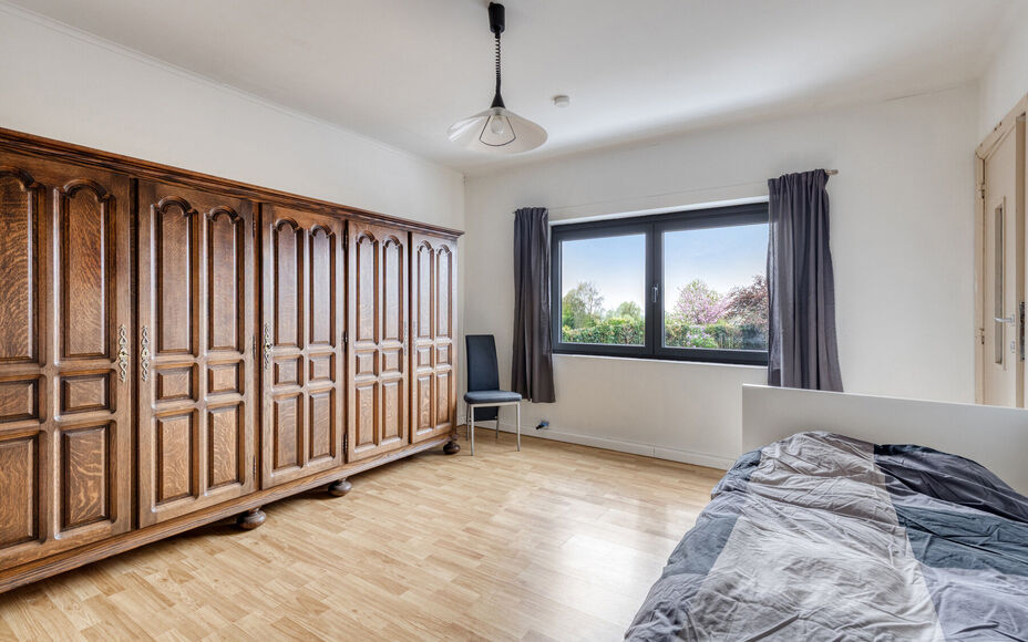 Leemans Real Estate vous présente cette charmante maison idéalement située au cœur d'Asse.
Grâce à son emplacement privilégié, commerces, écoles, installations sportives, pistes cyclables et piétonnes, et grands axes routiers sont à deux pas. P