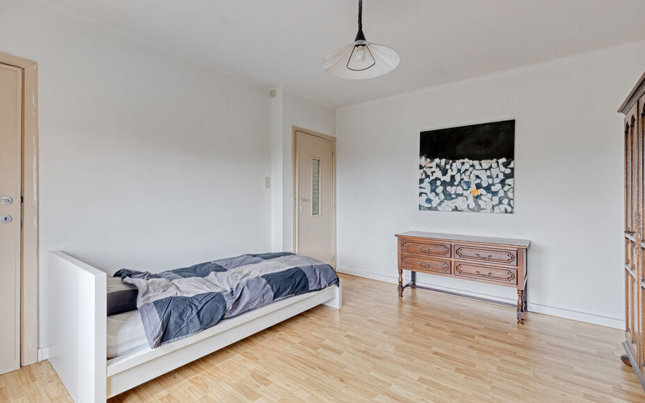 Leemans Real Estate vous présente cette charmante maison idéalement située au cœur d'Asse.
Grâce à son emplacement privilégié, commerces, écoles, installations sportives, pistes cyclables et piétonnes, et grands axes routiers sont à deux pas. P