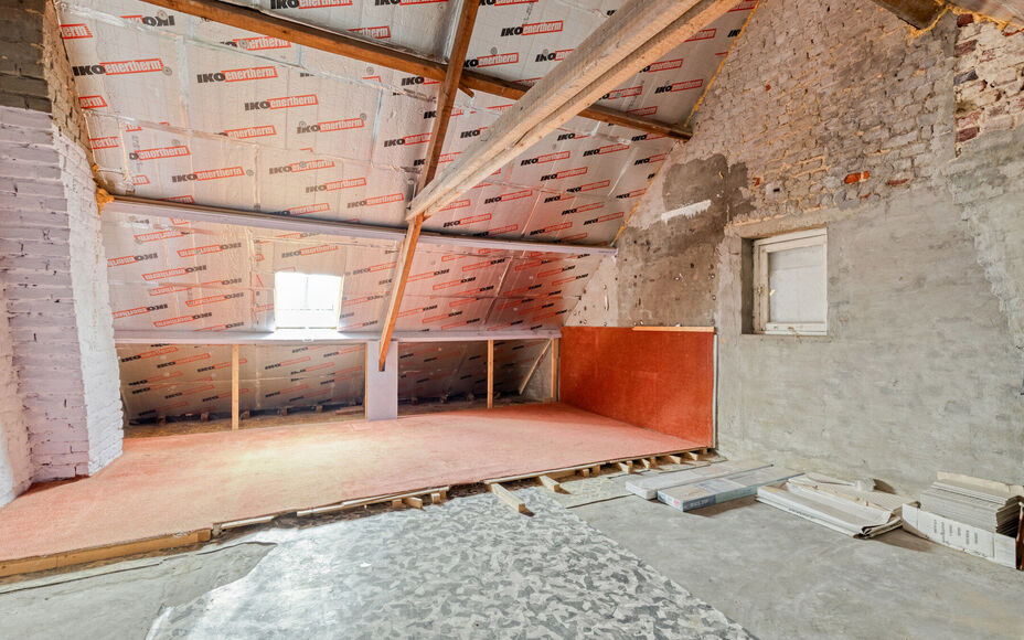 Leemans Real Estate vous présente cette charmante maison idéalement située au cœur d'Asse.
Grâce à son emplacement privilégié, commerces, écoles, installations sportives, pistes cyclables et piétonnes, et grands axes routiers sont à deux pas. P