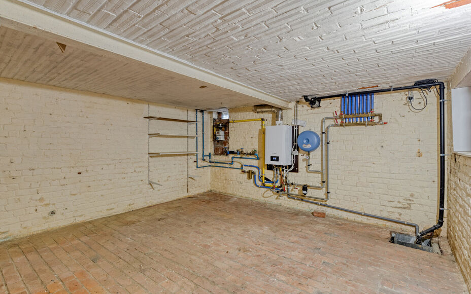 Leemans Real Estate vous présente cette charmante maison idéalement située au cœur d'Asse.
Grâce à son emplacement privilégié, commerces, écoles, installations sportives, pistes cyclables et piétonnes, et grands axes routiers sont à deux pas. P