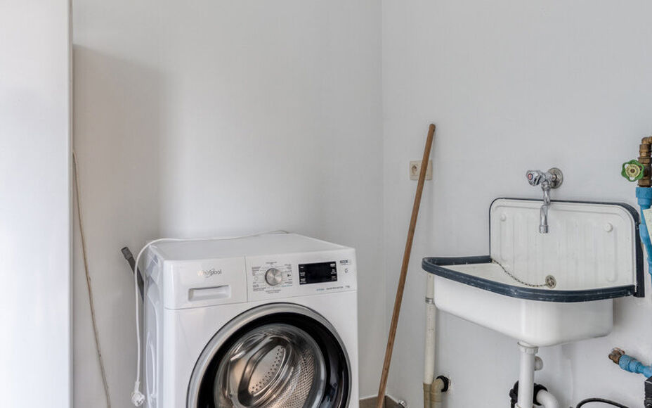 Leemans Real Estate vous présente cette charmante maison idéalement située au cœur d'Asse.
Grâce à son emplacement privilégié, commerces, écoles, installations sportives, pistes cyclables et piétonnes, et grands axes routiers sont à deux pas. P
