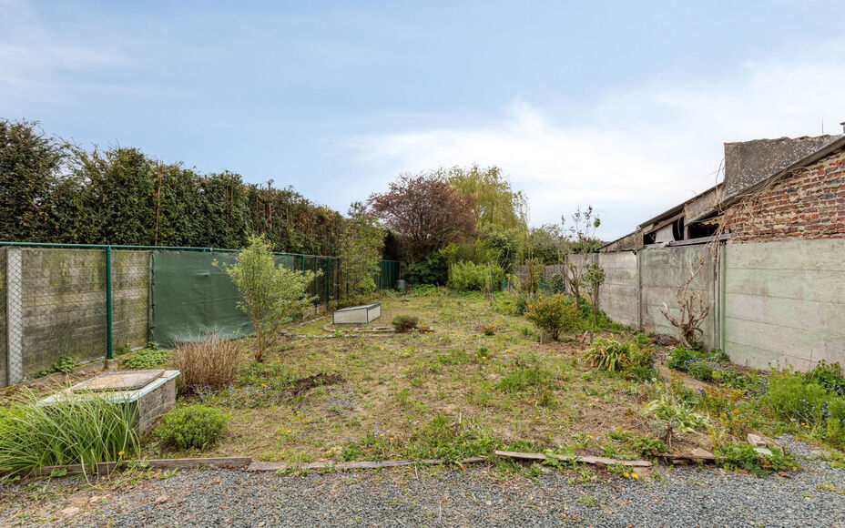 Leemans Real Estate vous présente cette charmante maison idéalement située au cœur d'Asse.
Grâce à son emplacement privilégié, commerces, écoles, installations sportives, pistes cyclables et piétonnes, et grands axes routiers sont à deux pas. P