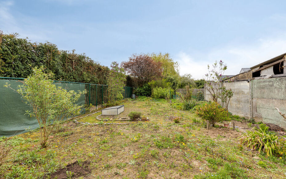 Leemans Real Estate vous présente cette charmante maison idéalement située au cœur d'Asse.
Grâce à son emplacement privilégié, commerces, écoles, installations sportives, pistes cyclables et piétonnes, et grands axes routiers sont à deux pas. P