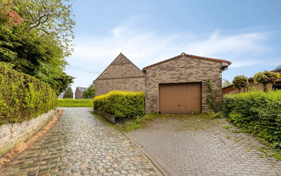 Leemans Immobiliën vous propose cette charmante maison, prête à emménager, située dans le cadre champêtre et paisible d'Asbeek. Son emplacement idéal vous offre un cadre de vie parfait, alliant confort et praticité. Routes principales, transports 