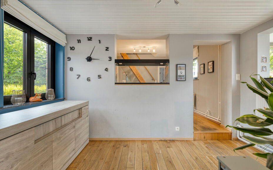 Leemans Immobiliën vous propose cette charmante maison, prête à emménager, située dans le cadre champêtre et paisible d'Asbeek. Son emplacement idéal vous offre un cadre de vie parfait, alliant confort et praticité. Routes principales, transports 