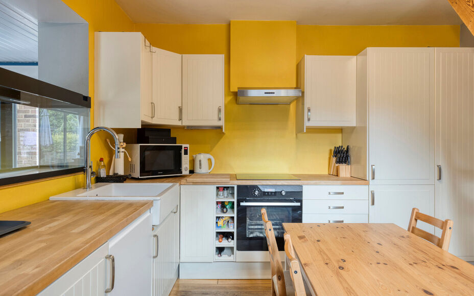 Leemans Immobiliën vous propose cette charmante maison, prête à emménager, située dans le cadre champêtre et paisible d'Asbeek. Son emplacement idéal vous offre un cadre de vie parfait, alliant confort et praticité. Routes principales, transports 