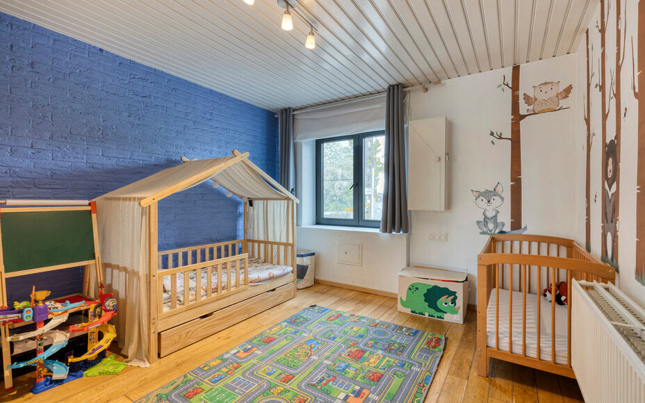 Leemans Immobiliën vous propose cette charmante maison, prête à emménager, située dans le cadre champêtre et paisible d'Asbeek. Son emplacement idéal vous offre un cadre de vie parfait, alliant confort et praticité. Routes principales, transports 